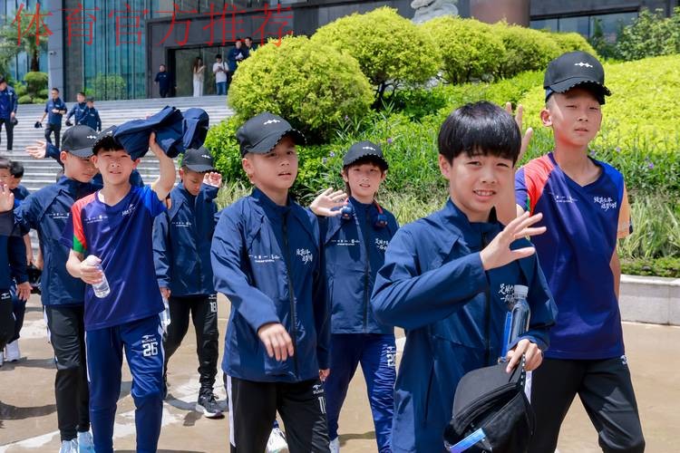 内蒙古“足球频道电力杯”一带一路国际青少年足球夏令营暨2019年“足球频道娜荷芽”全国幼儿足球活动开幕